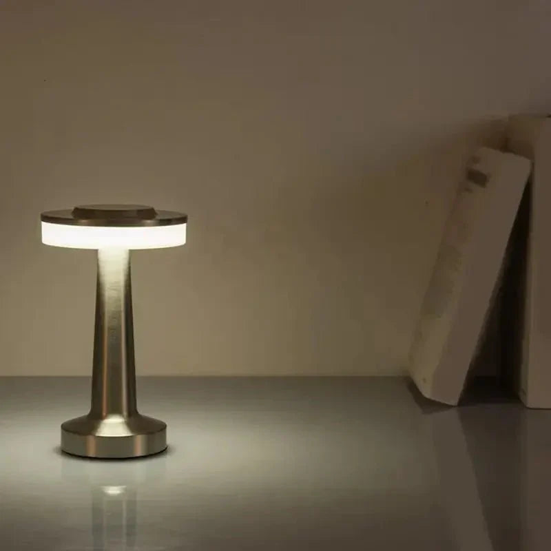 Luminária de Mesa Decorativa LED Retrô 3 Tons de Luz em Metal